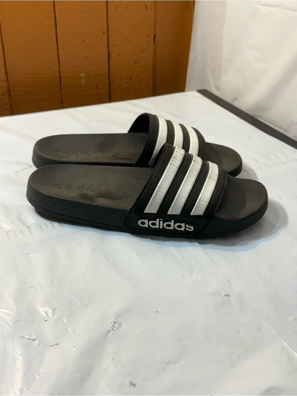 Adidas Adilette boys slip on slides size 4Y